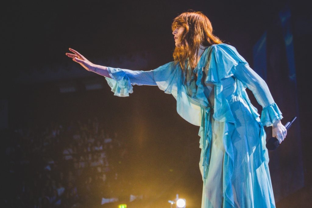 Florence Welch sul palco della Unipol Arena